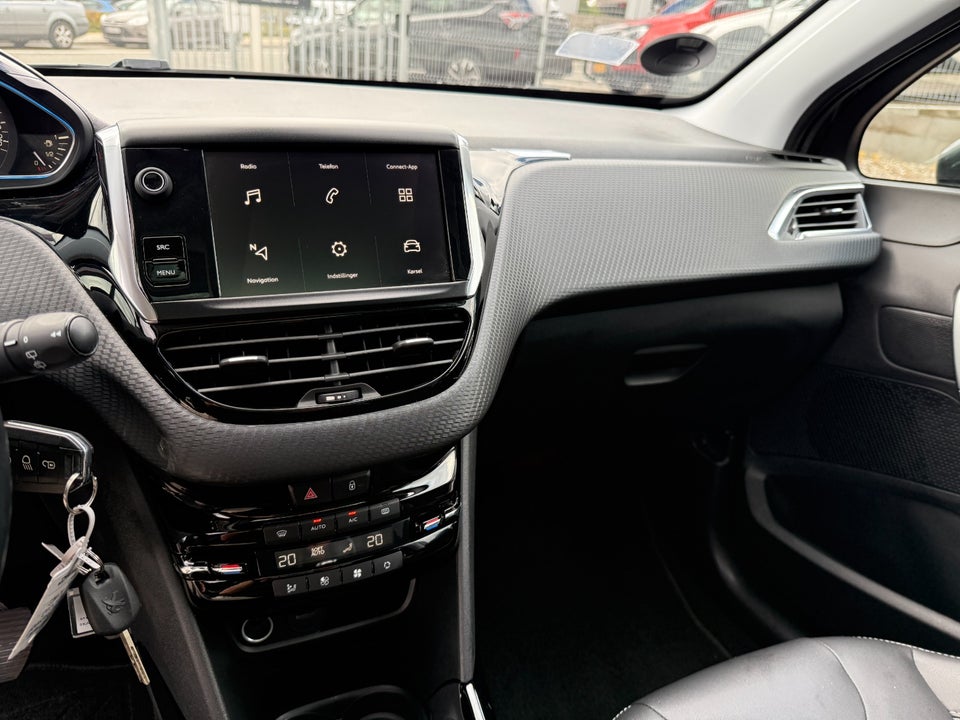 Peugeot 2008 1,2 e-THP 110 Selection Sky 5d