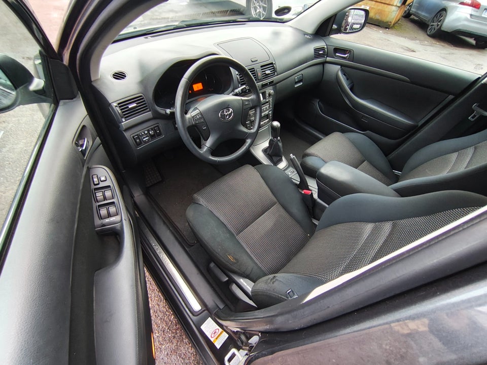 Toyota Avensis 1,8 VVT-i Elegance stc. 5d