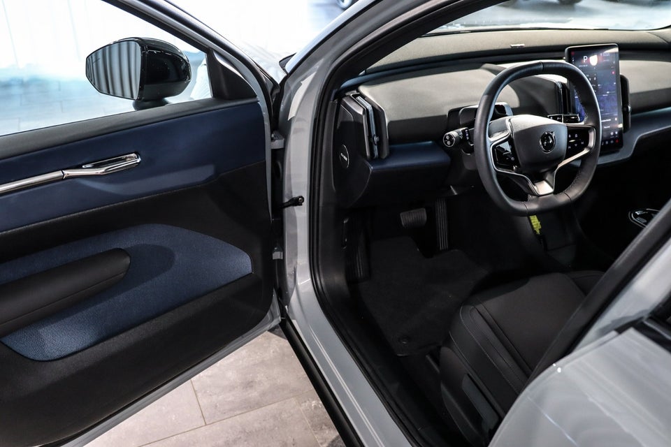 Volvo EX30 Extended Range Plus 5d