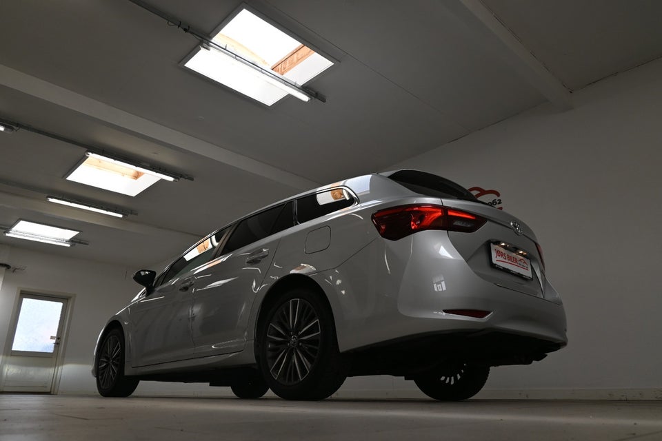 Toyota Avensis 1,8 VVT-i T2 Selected Touring Sports MDS 5d