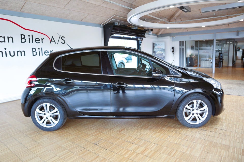 Peugeot 208 1,2 VTi Allure Sky 5d