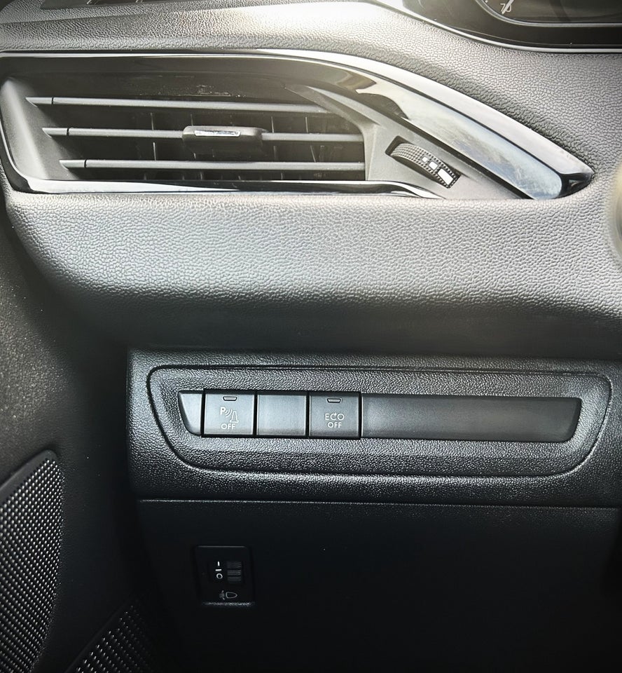 Peugeot 208 1,5 BlueHDi 100 Signature Sky 5d