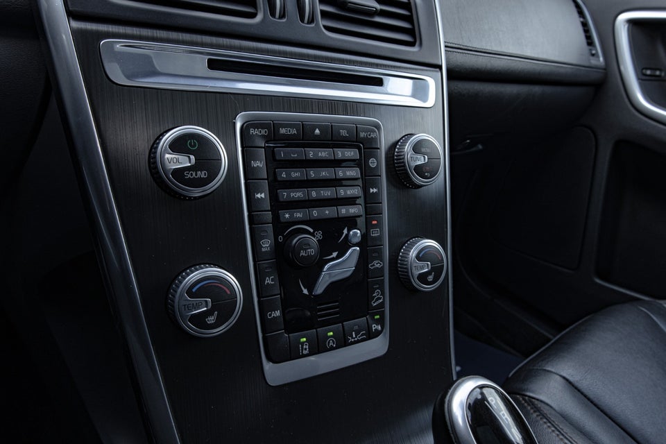 Volvo XC60 2,4 D5 220 Summum aut. AWD 5d