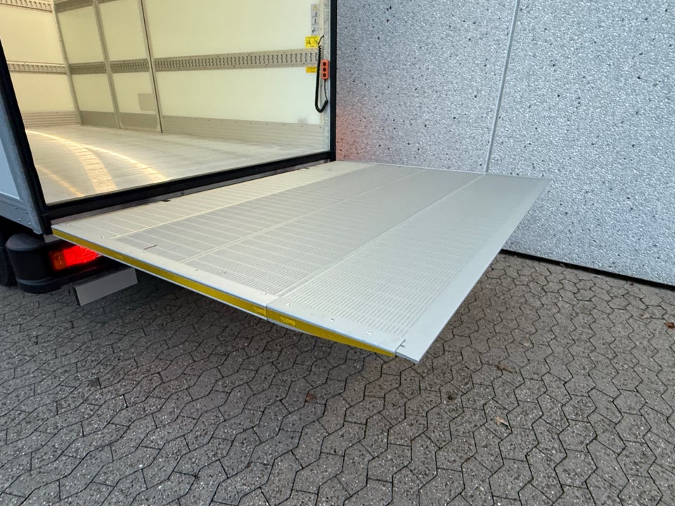 Iveco Daily 3,0 35S18 4100mm Box m/lift AG8