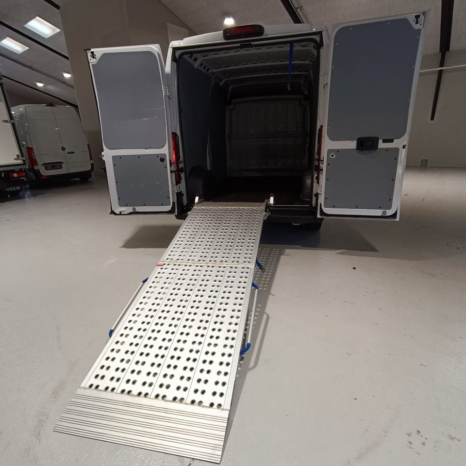 Peugeot Boxer 333 2,2 BlueHDi 140 L2H2 Premium