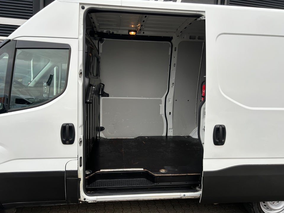 Iveco Daily 2,3 35S16 12m³ Van AG8