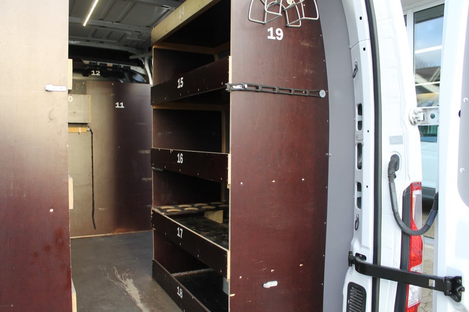 Renault Master III T35 2,3 dCi 145 L2H2 Kassevogn