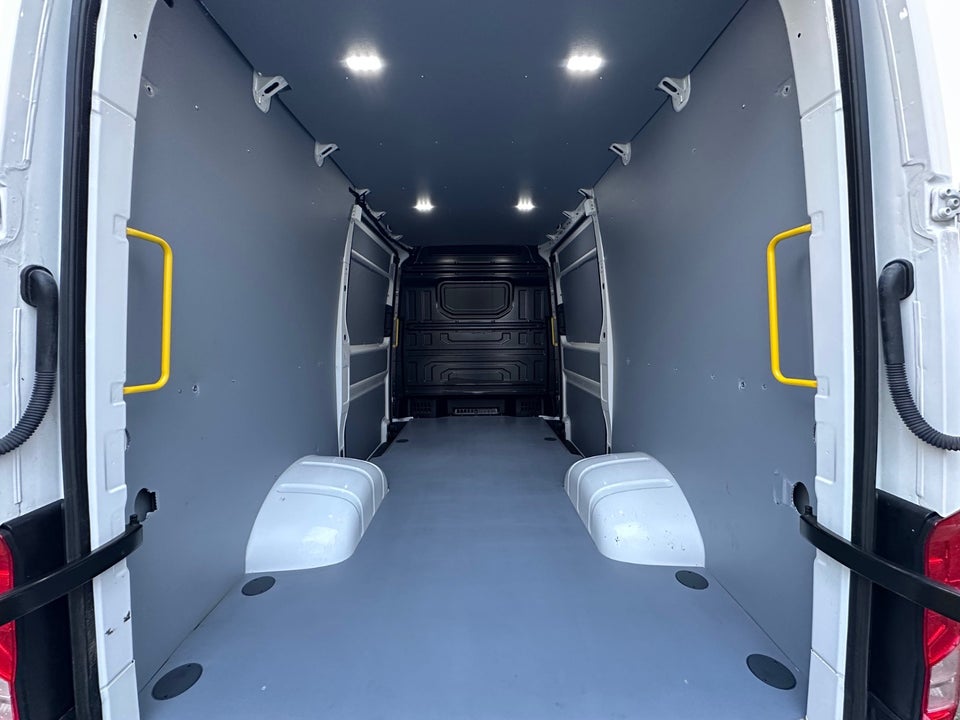 VW Crafter 35 2,0 TDi 177 Kassevogn L3H3 aut.