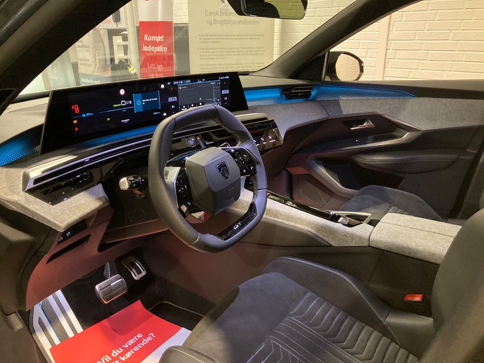 Peugeot e-3008 77 GT 5d