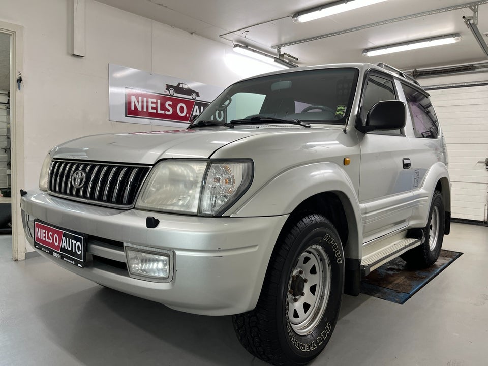 Toyota Land Cruiser 3,0 D-4D Van 3d