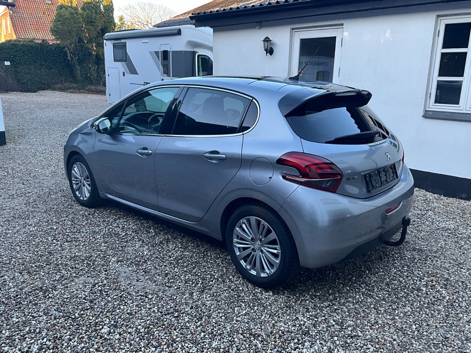 Peugeot 208 1,2 PureTech 82 Selection Sky 5d