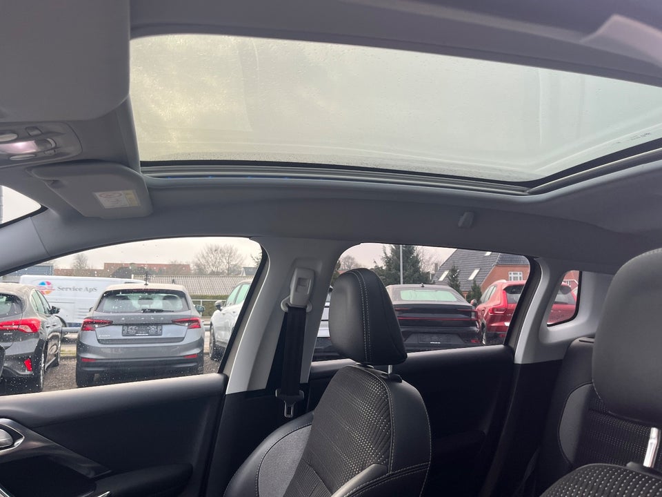 Peugeot 2008 1,2 e-THP 110 Allure Sky EAT6 5d