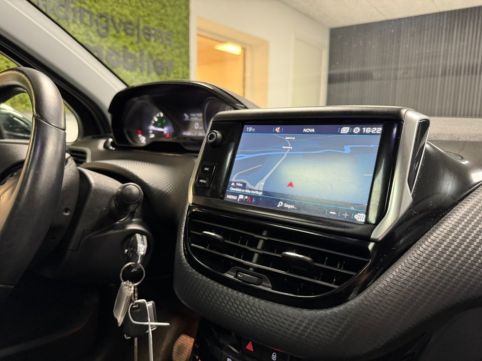 Peugeot 208 1,2 PureTech 82 Allure Sky 5d