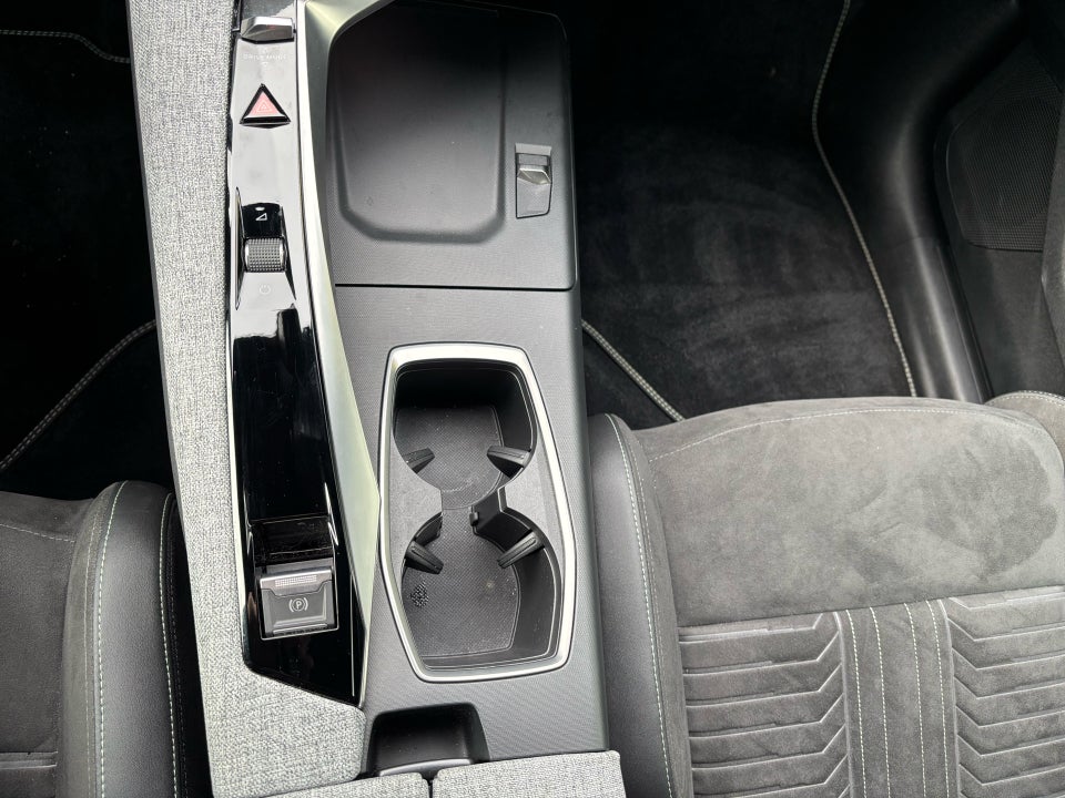 Peugeot e-3008 77 GT 5d