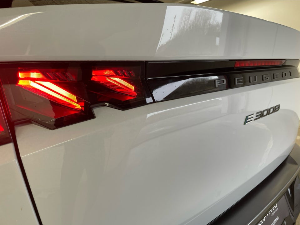 Peugeot e-3008 77 GT Pack 5d