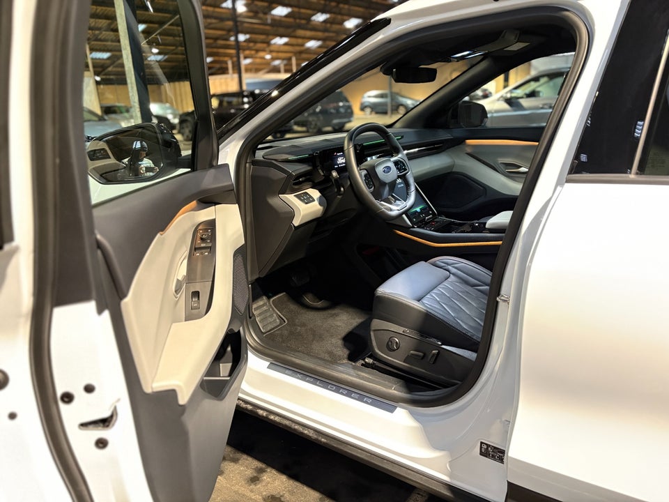 Ford Explorer 77 Premium Extended Range 5d