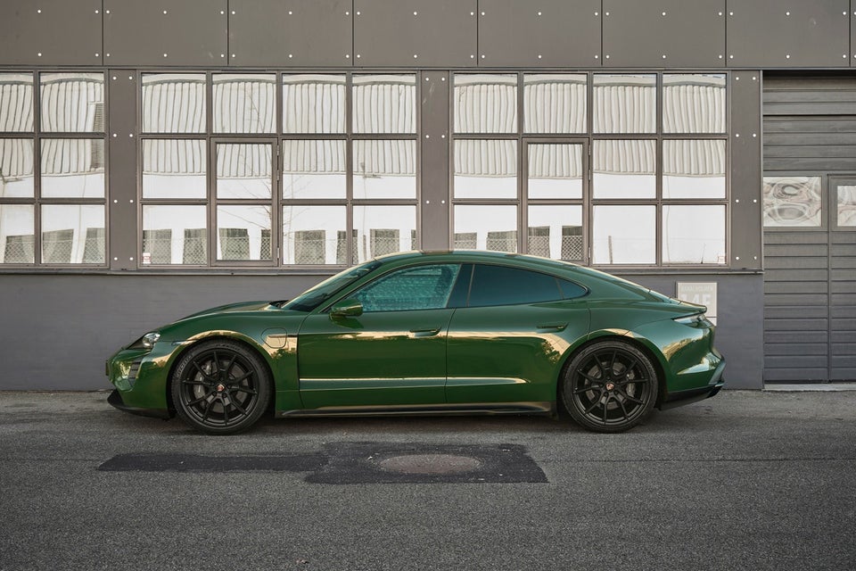 Porsche Taycan GTS Performance+  4d