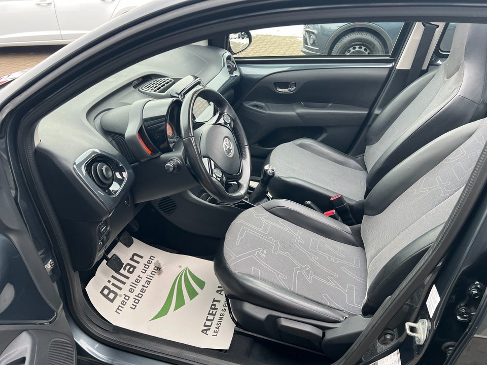 Toyota Aygo 1,0 VVT-i x-wave Sky 5d