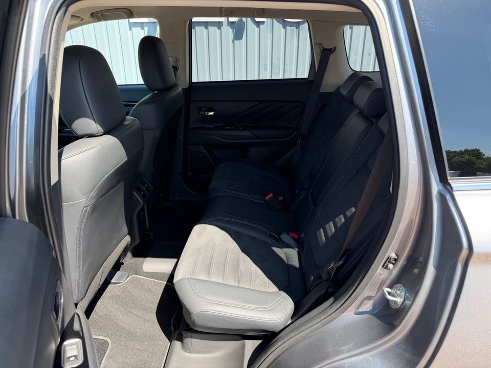 Mitsubishi Outlander 2,4 PHEV Inform CVT 4WD 5d
