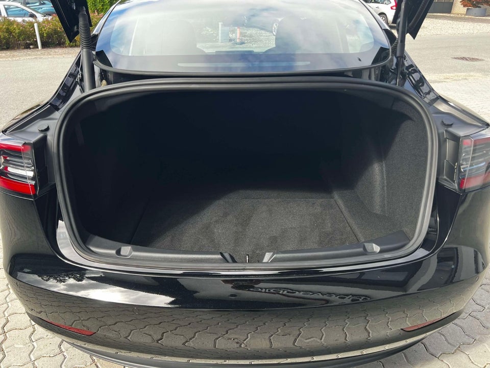 Tesla Model 3 Standard Range+ RWD 4d