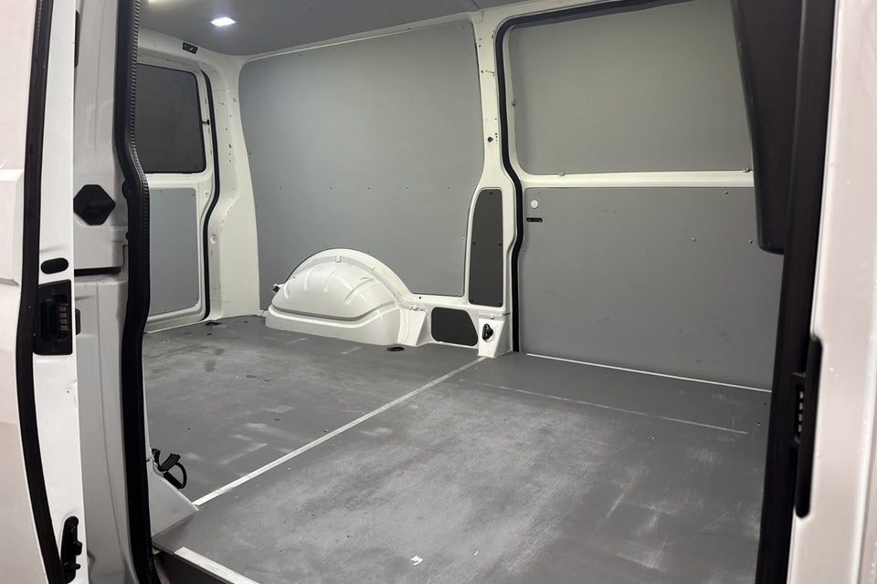 VW Transporter 2,0 TDi 110 Kassevogn lang