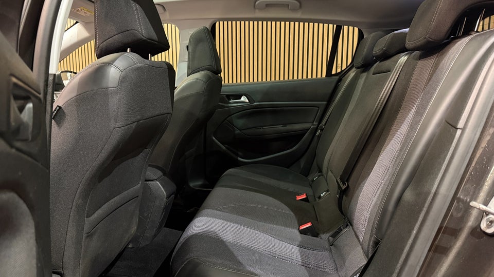 Peugeot 308 1,2 e-THP 130 Allure Sky 5d