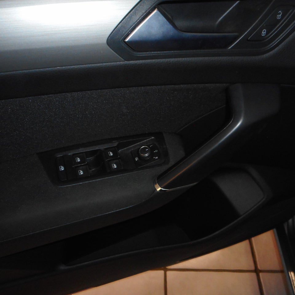 VW Touran 1,6 TDi 115 Comfortline 7prs 5d