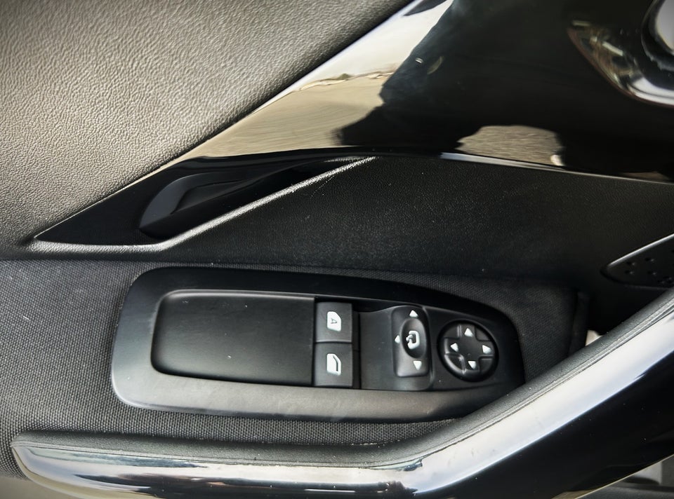 Peugeot 208 1,5 BlueHDi 100 Signature Sky 5d