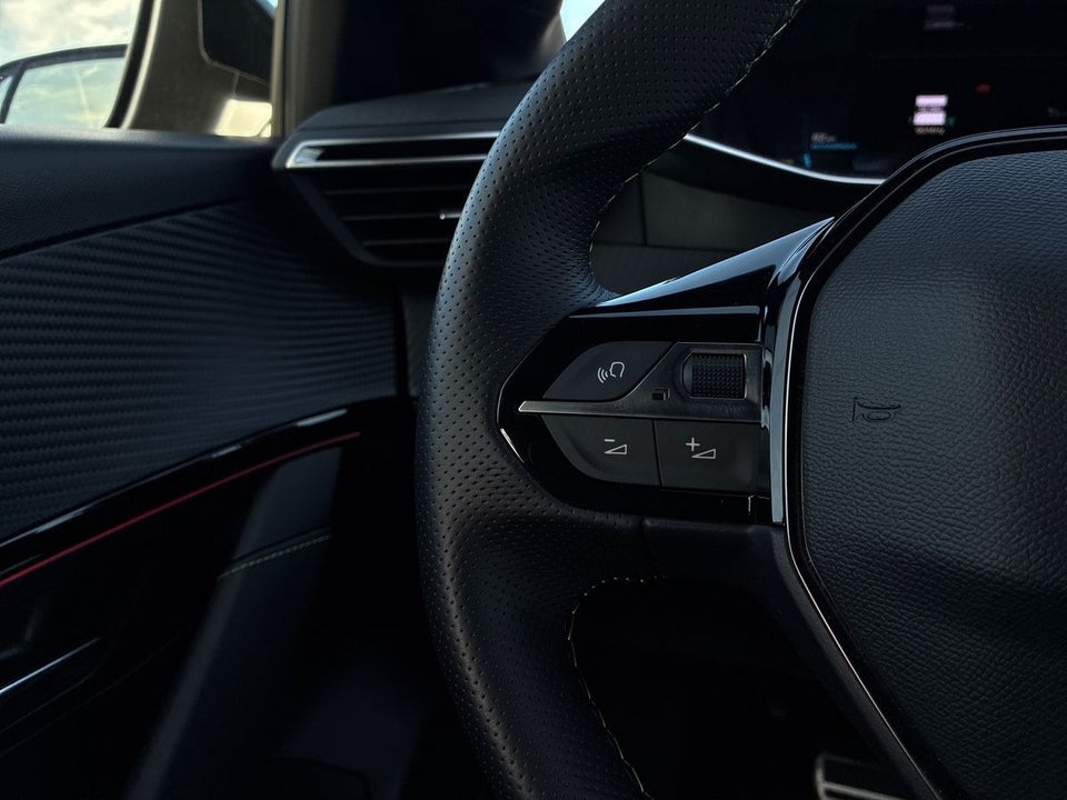 Peugeot e-208 50 GT 5d