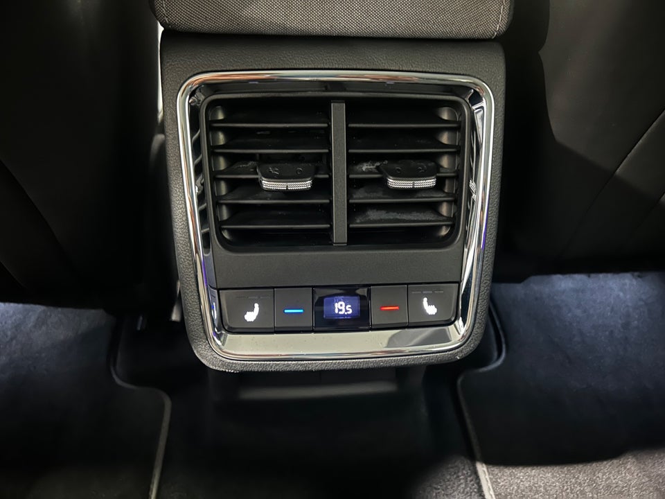 Skoda Enyaq 60 iV Plus Lodge 5d