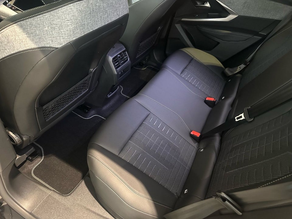 Peugeot e-3008 77 GT Pack 5d