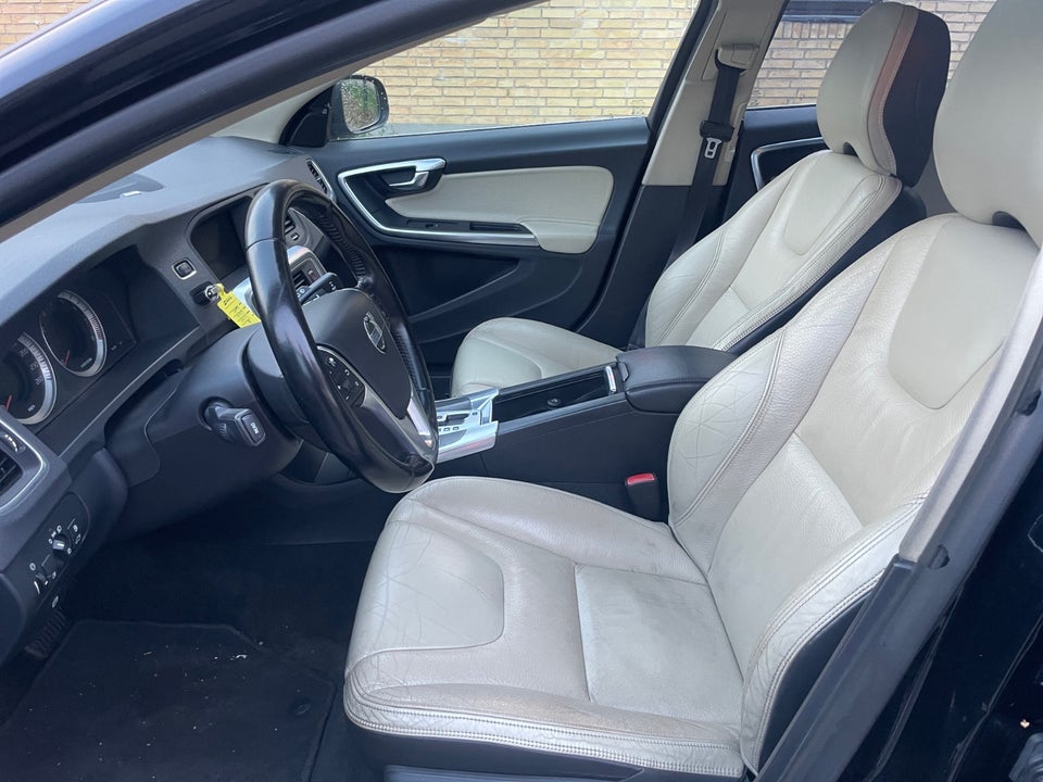 Volvo V60 3,0 T6 Summum aut. AWD 5d