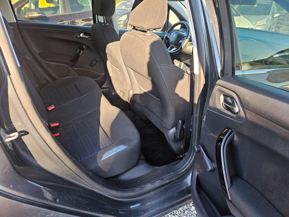 Peugeot 208 1,2 VTi Allure Sky 5d