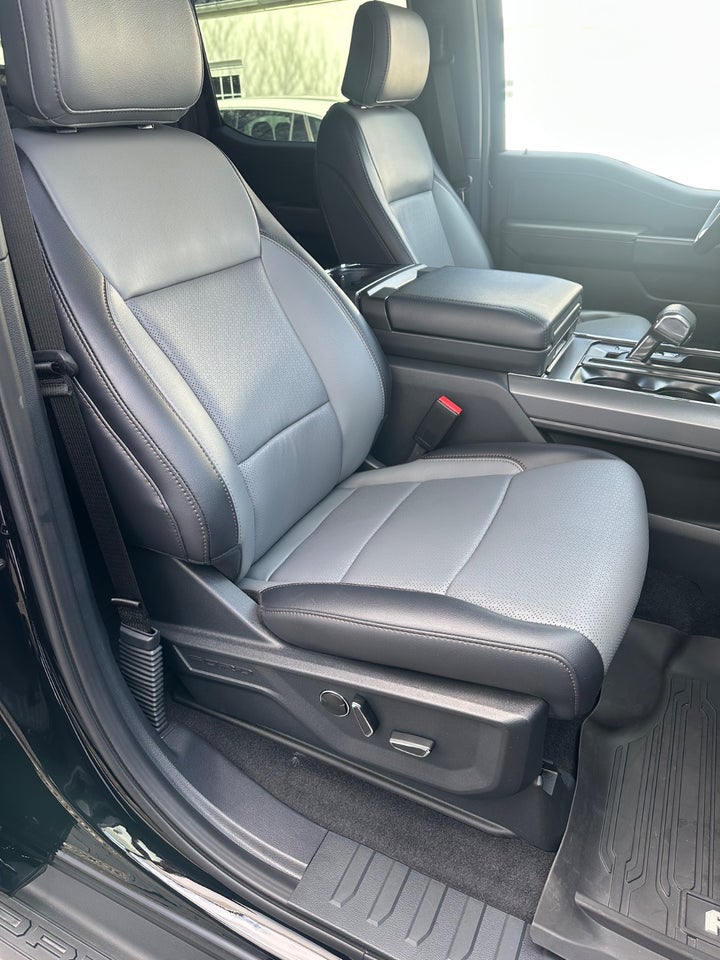 Ford F-150 131 Lightning Lariat Extended Range 4d