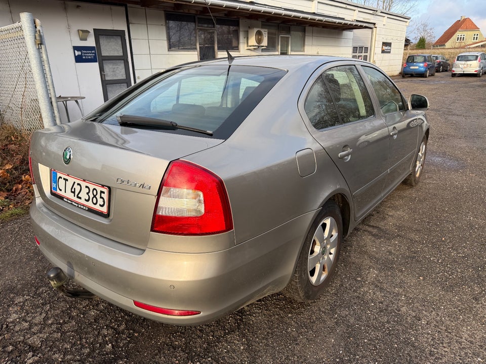 Skoda Octavia 1,6 TDi 105 Elegance DSG 5d