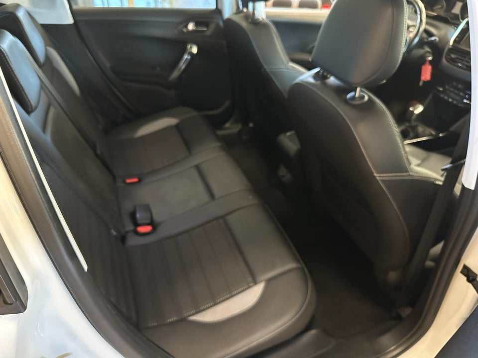 Peugeot 2008 1,2 e-THP 110 Allure Sky 5d