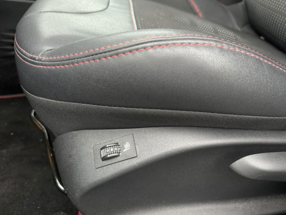 Peugeot 2008 1,6 BlueHDi 120 GT Line Sky 5d