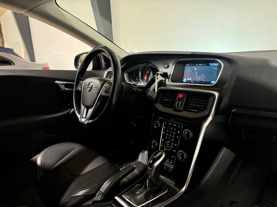 Volvo V40 2,0 D3 150 Momentum aut. 5d