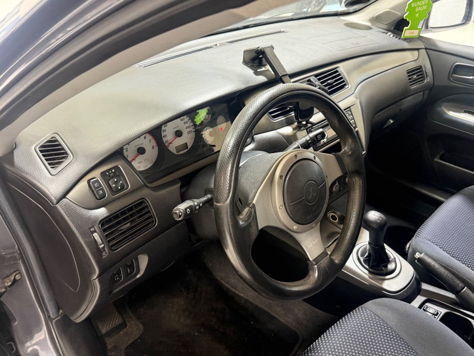 Mitsubishi Lancer 1,6 Invite stc. 5d