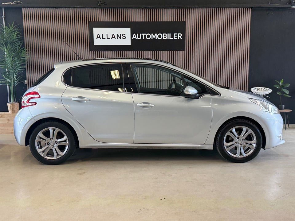 Peugeot 208 1,2 VTi Allure Sky 5d