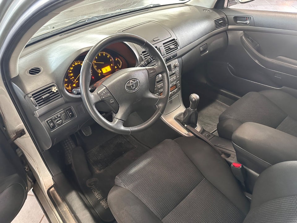 Toyota Avensis 1,8 Sol+ stc. 5d