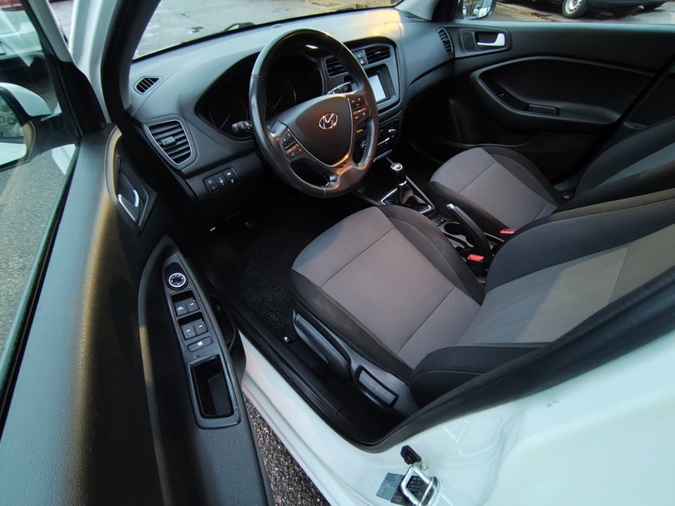 Hyundai i20 1,25 Passion 5d