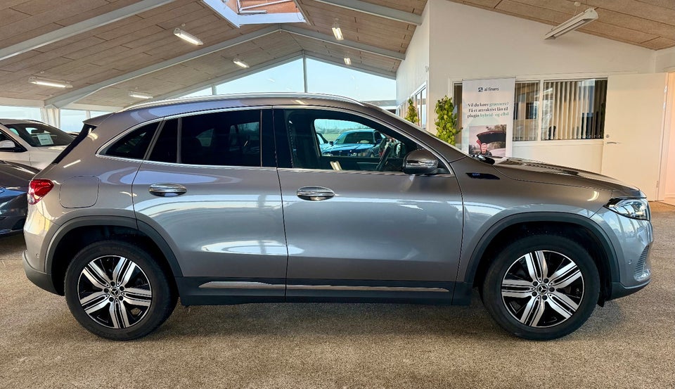 Mercedes EQA300 4Matic 5d