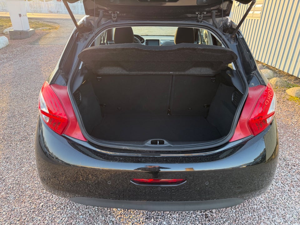 Peugeot 208 1,2 VTi Allure Sky 5d