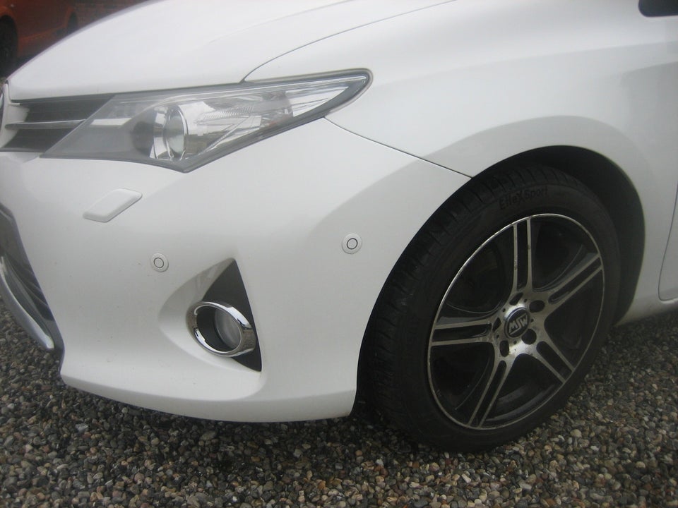 Toyota Auris 2,0 D-4D T2 Touring Sports Skyview 5d