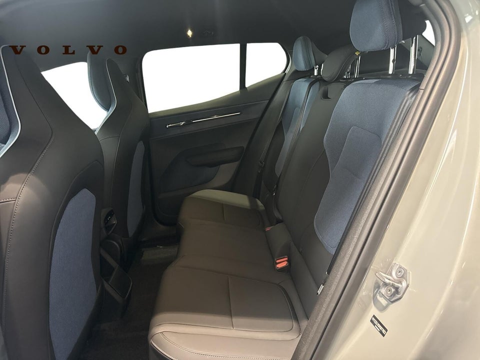 Volvo EX30 Extended Range Plus 5d