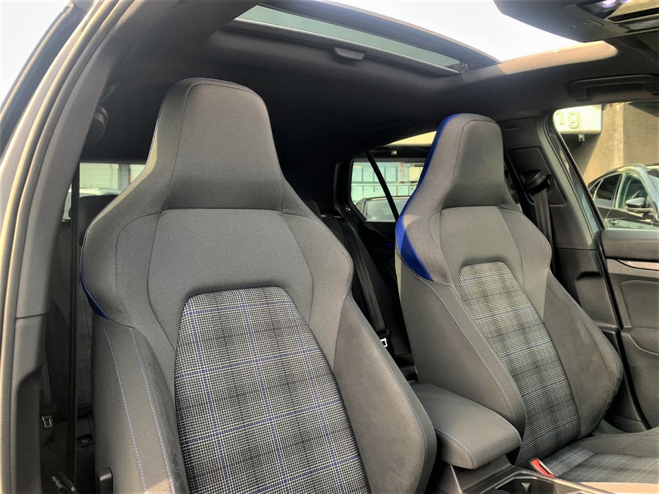 VW Golf VIII 1,4 GTE DSG 5d