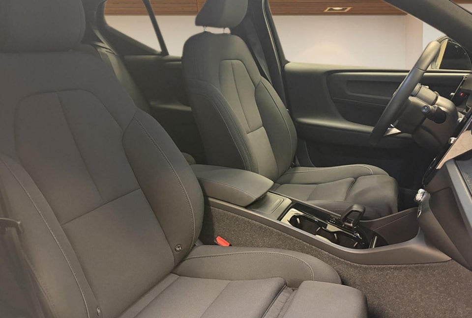 Volvo XC40 Standard Range Plus 5d