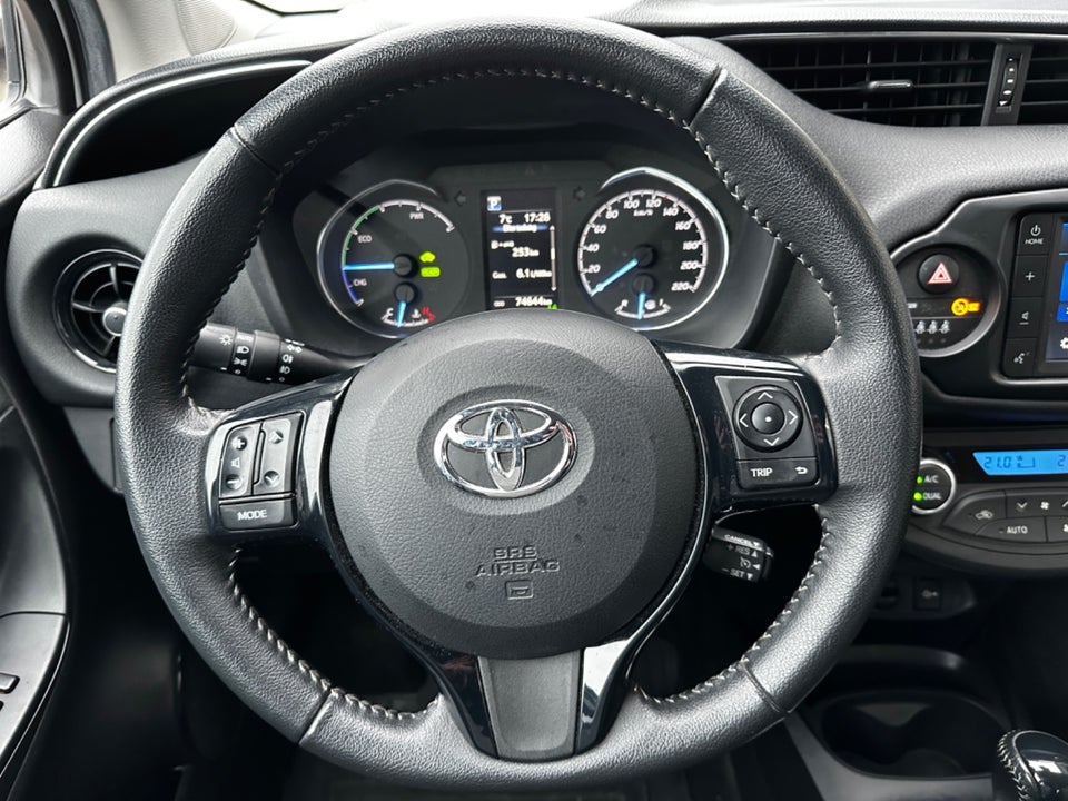 Toyota Yaris 1,5 Hybrid H1 e-CVT Van 5d