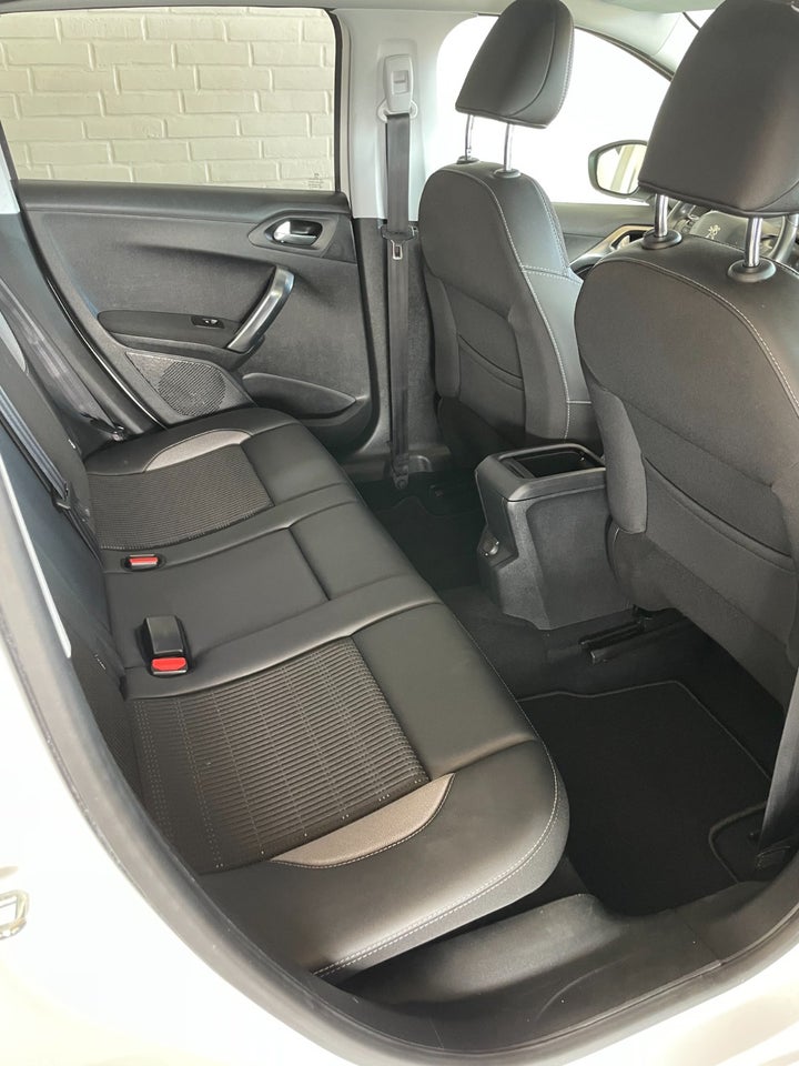 Peugeot 2008 1,2 e-THP 110 Allure 5d